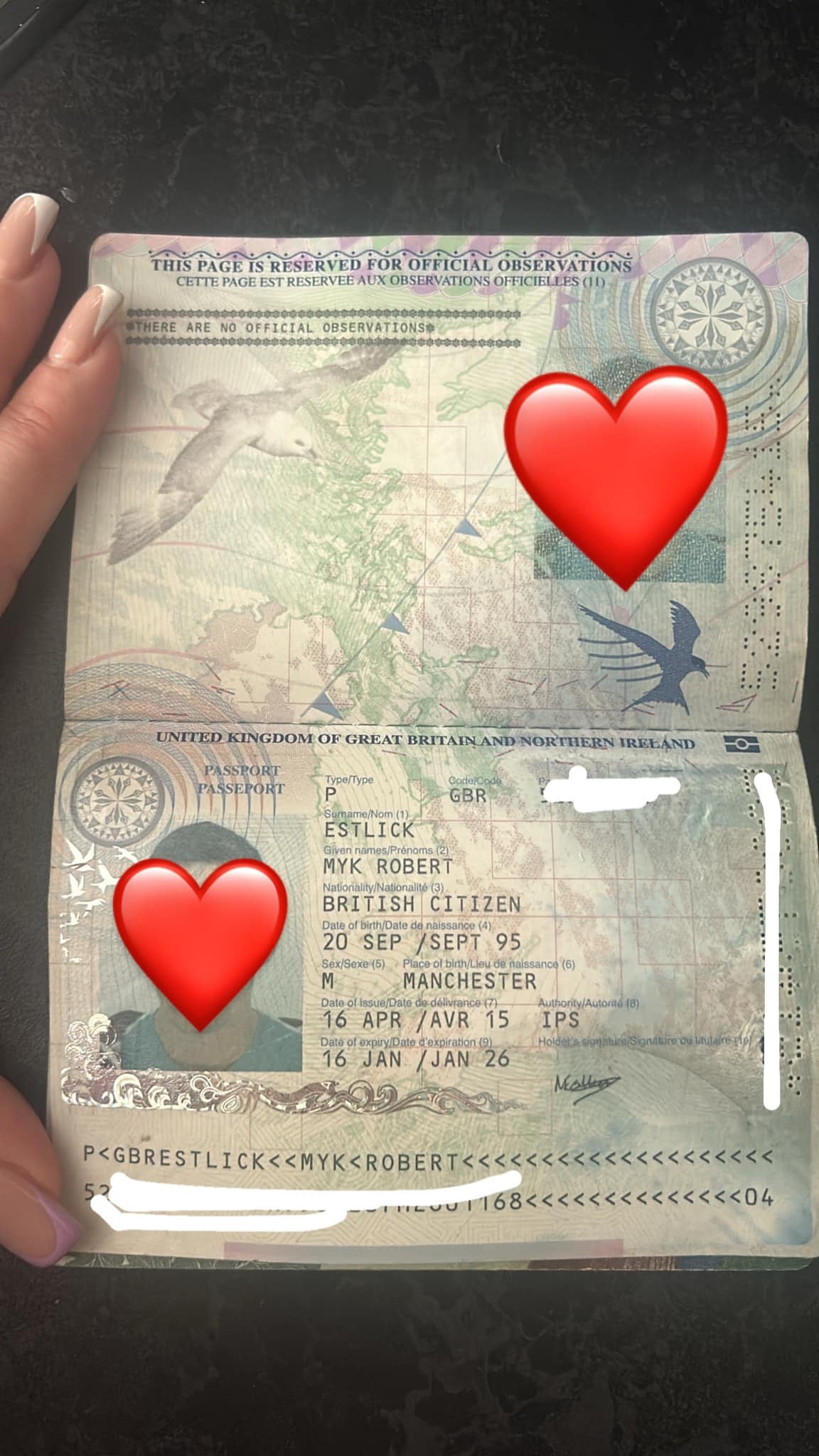 El pasaporte tenía una mancha en una de sus páginas