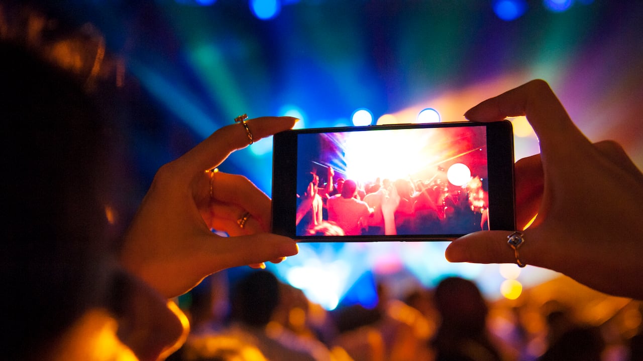 Tomar fotografías con el celular en medio de ciertos escenarios o situaciones no es una tarea fácil, si embargo hay algunos trucos para conseguir mejores fotos en el móvil.