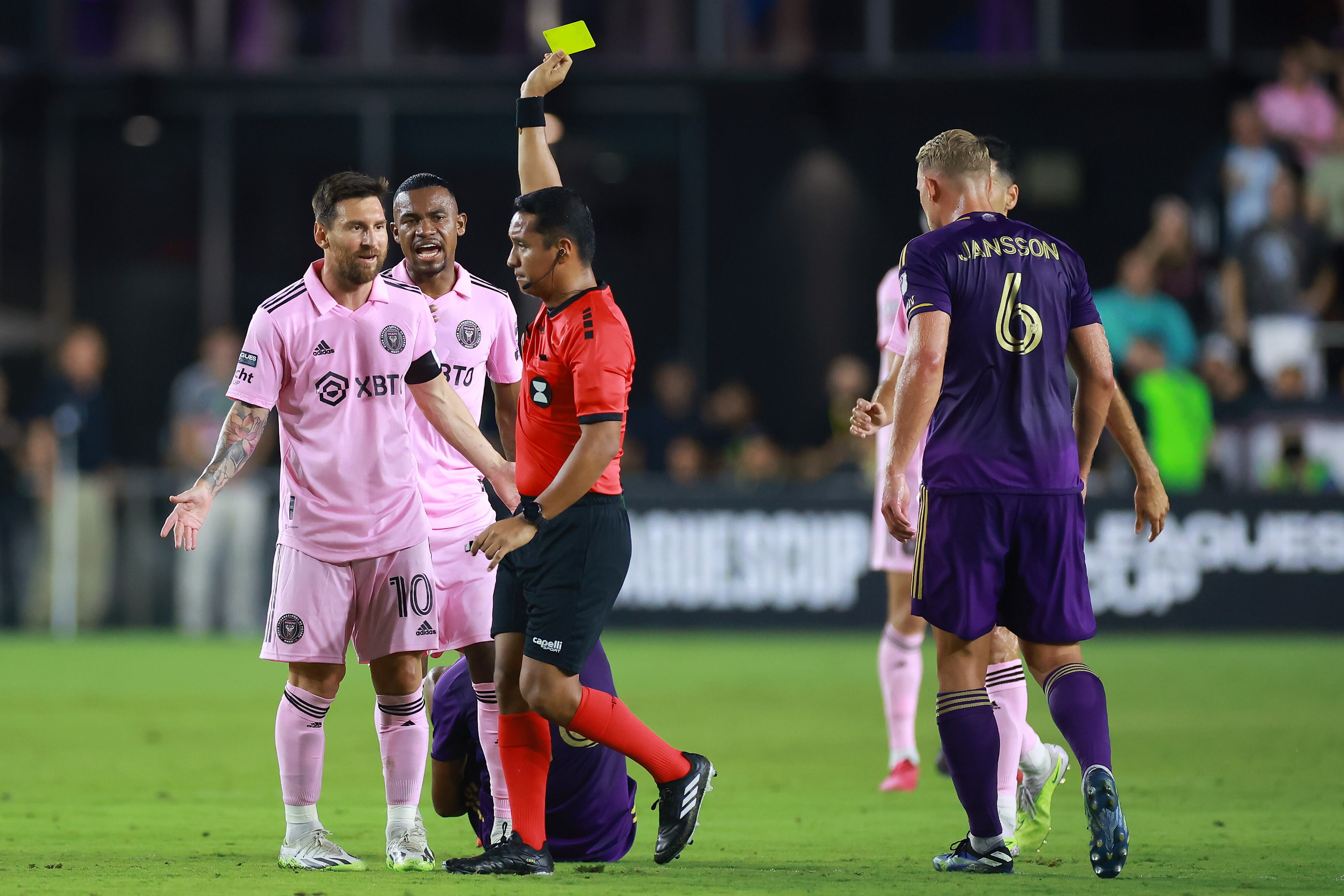 Messi vio su primera tarjeta amarilla.