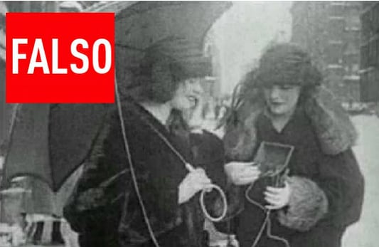 Dos mujeres con un supuesto teléfono móvil en realidad corresponde a un filme de 1922 en el que aparece un aparato portátil de radio.