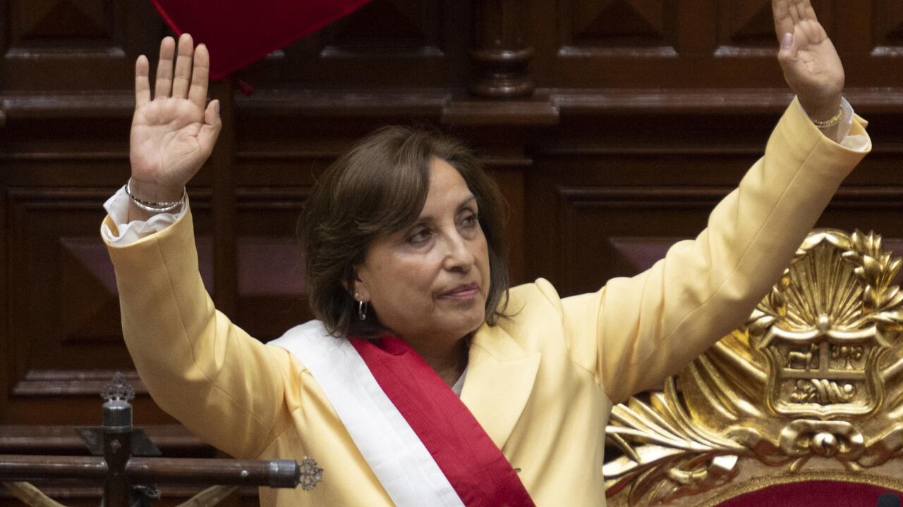 Nuevo escándalo rodea a Dina Boluarte, presidenta de Perú: es señalada de plagio en un libro del que es coautora.