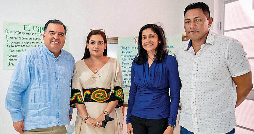 Francisco Palmieri, encargado de negocios de la Embajada de Estados Unidos (Embajador encargado) y Anu Rajaraman, directora de USAID Colombia, en la apertura en Riohacha del Centro Intégrate,¸junto a Marcela Epiayú y Javier Rojas, OSC Shipia Wayuu.
