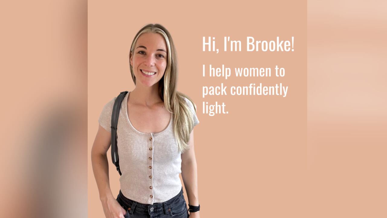 Brooke Schoenman viaja por el mundo con una maleta diminuta y enseña a otras personas a viajar de forma minimalista.