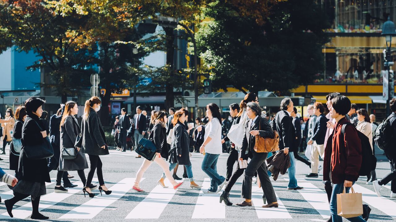 Multitud de viajeros ocupados cruzando la calle en el cruce de Shibuya, Tokio