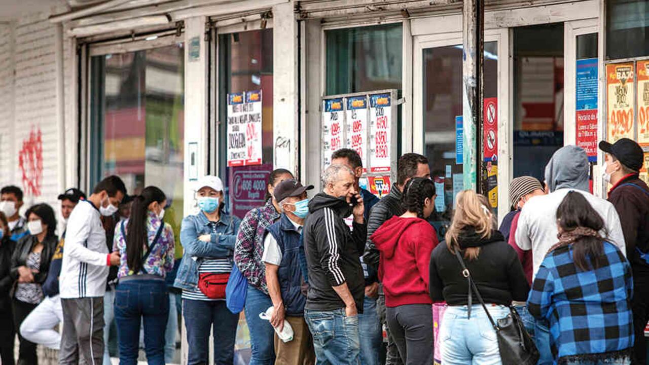 Los anuncios de la cuarentena llevaron a los consumidores a hacer compras nerviosas. Muchas cadenas optaron por limitar un número de ciertos productos por persona.