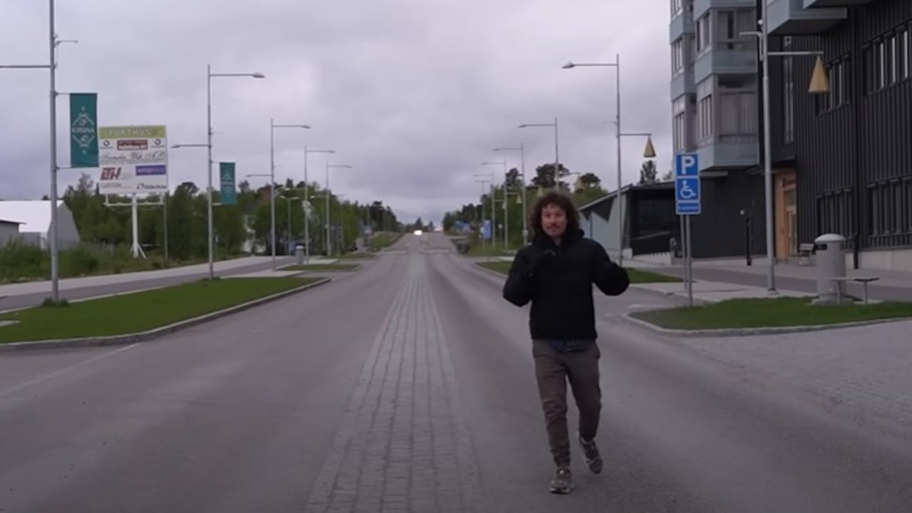 Luisito Comunica conociendo de cerca el fenómeno conocido como las Noches Blancas o Sol de Medianoche.