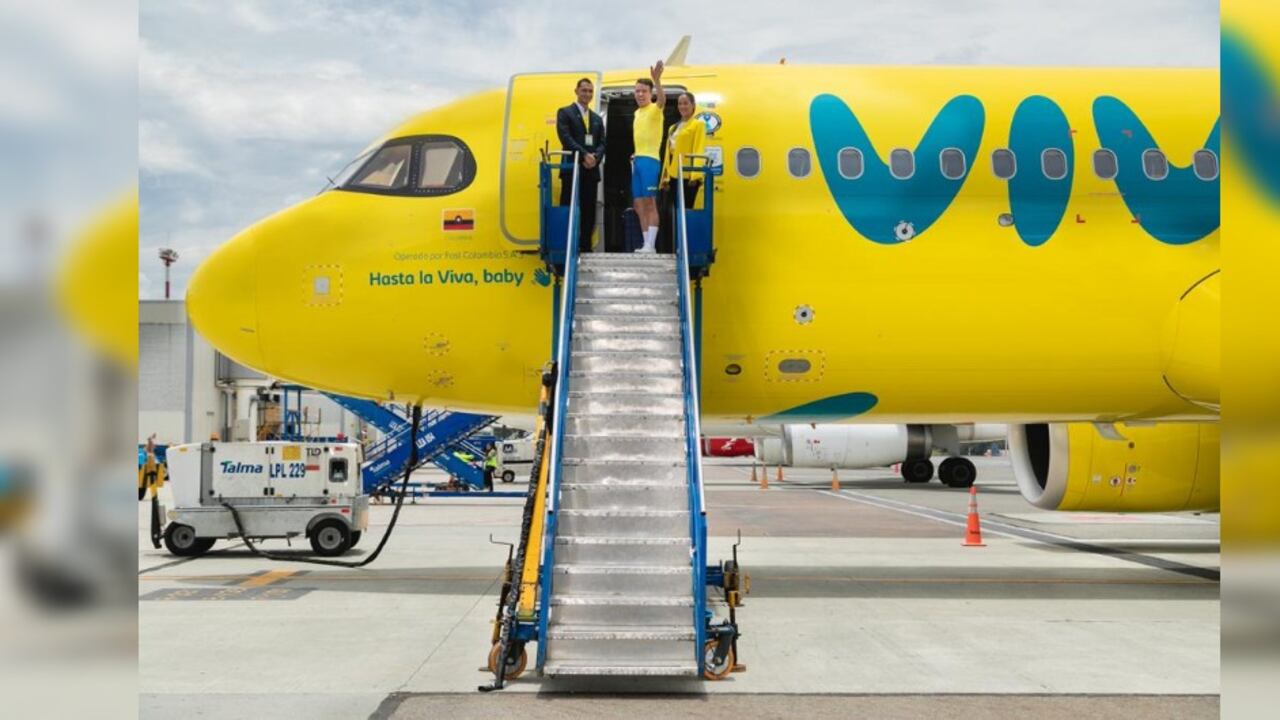 Rigoberto Urán, ciclista colombiano, subiendo a un avión de Viva