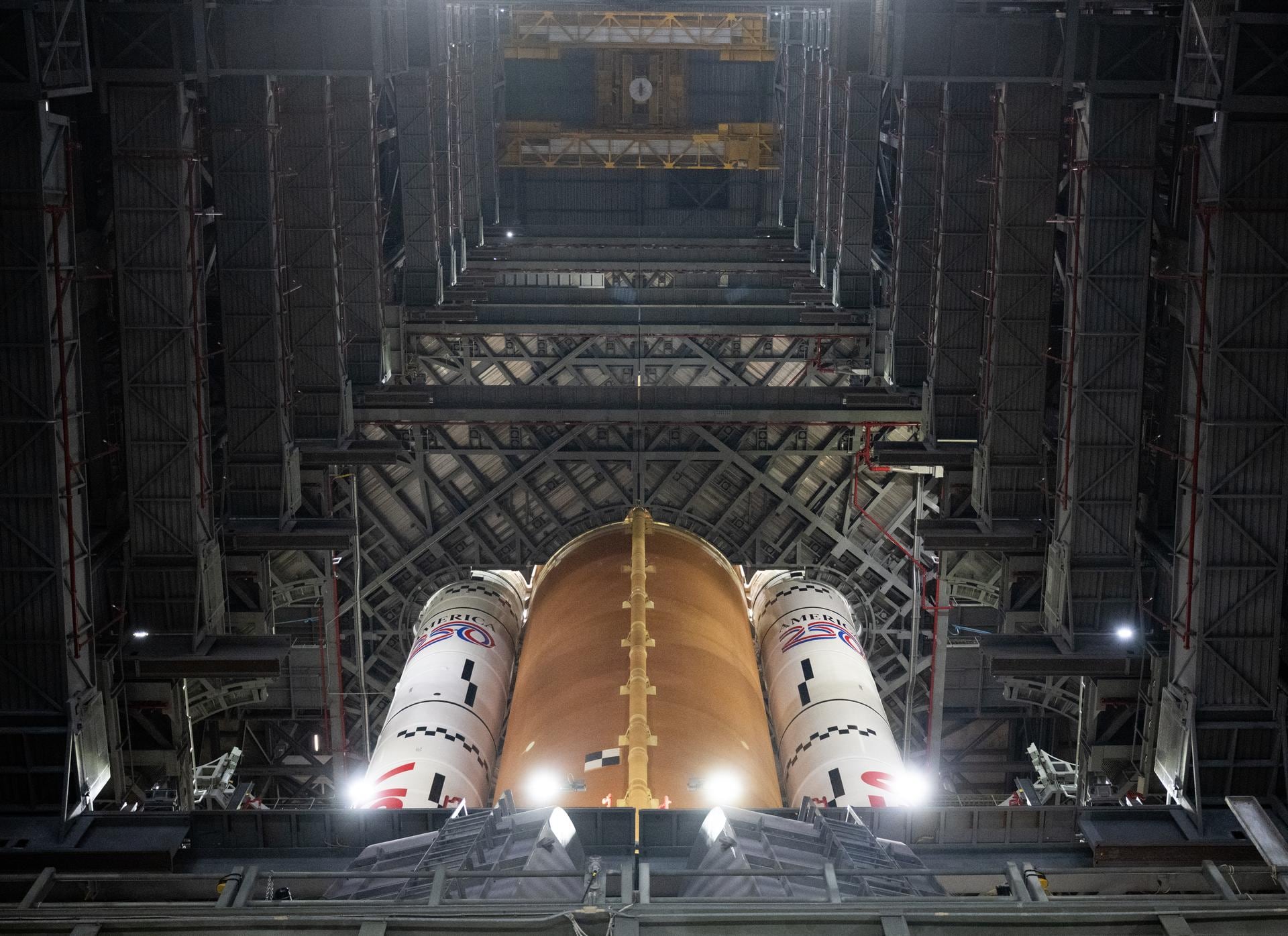 Los equipos técnicos continúan afinando detalles mientras se acerca uno de los vuelos tripulados más esperados de la NASA.