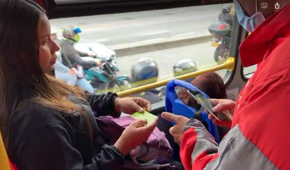 Gestores de convivencia y uniformados de la Policía están pidiendo la tarjeta TuLlave, y quien no haya pagado el pasaje, será bajado del bus y se le impone un comparendo.