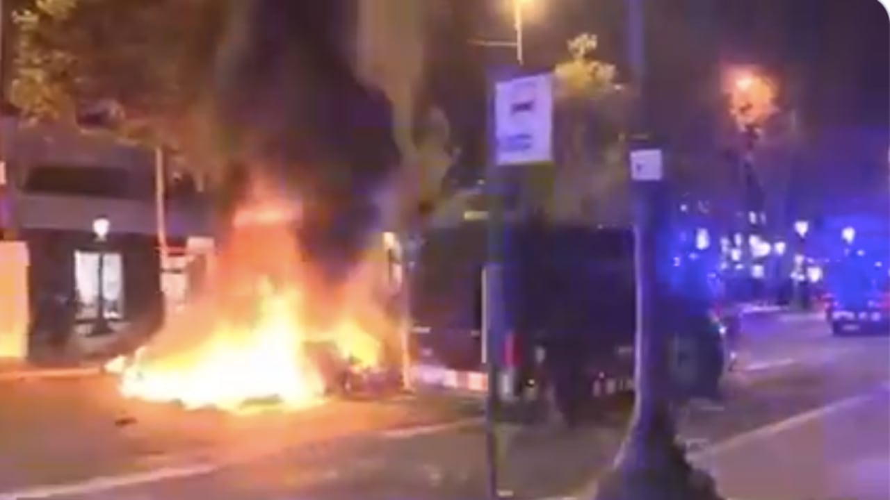 Imagen que dejan las violentas protestas en Barcelona, hoy sábado, 24 de octubre.
