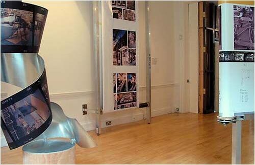 Pese a haber abordado otros lenguajes, Mark Wallinger es conocido particularmente como escultor. Es a través de esa técnica que su obra ha encontrado uno de sus caminos más efectivos. En la foto:"Forever and ever" (2002).