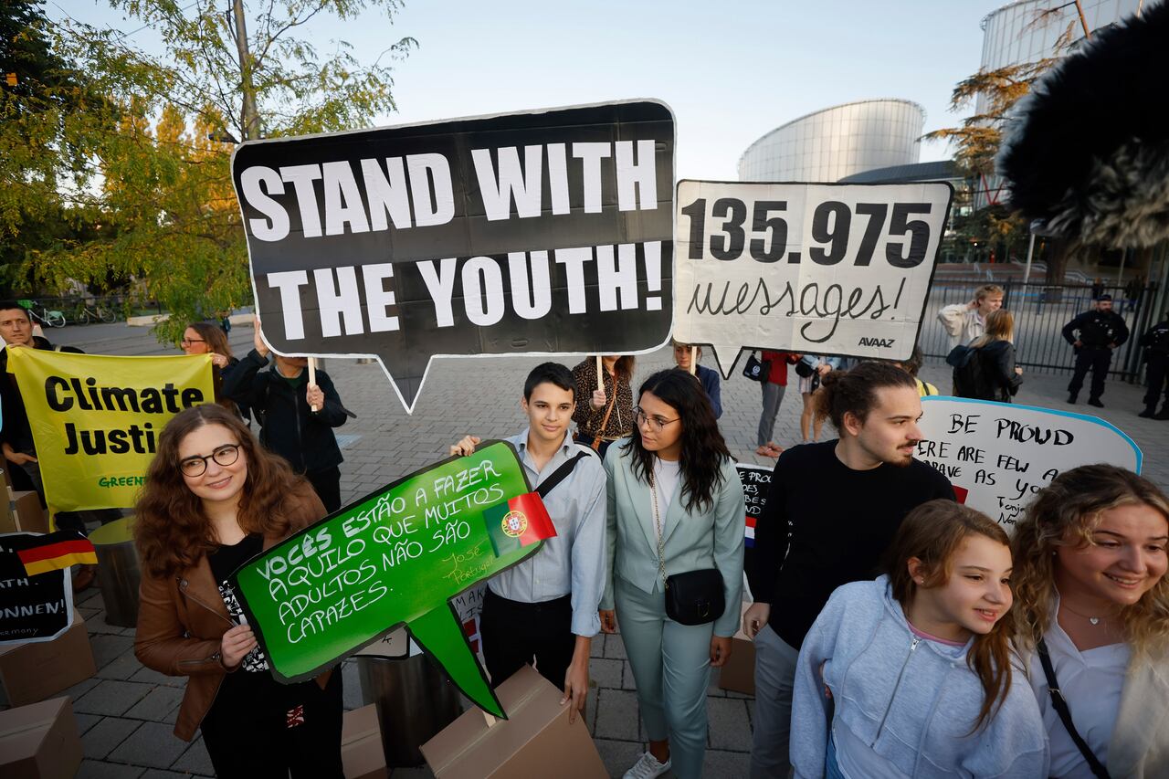 En una conferencia de prensa antes de la vista, los activistas dijeron que el cambio climático afecta a sus vidas cotidianas y sus estudios, y perjudica su salud física y psicológica.