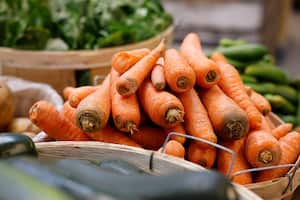 Para preparar la piel para el bronceado se debe beber jugo de zanahoria una vez al día, 30 minutos antes de consumir el desayuno, durante una semana o 15 días antes de exponerte al sol. (Lance McMillan/Toronto Star via Getty Images)