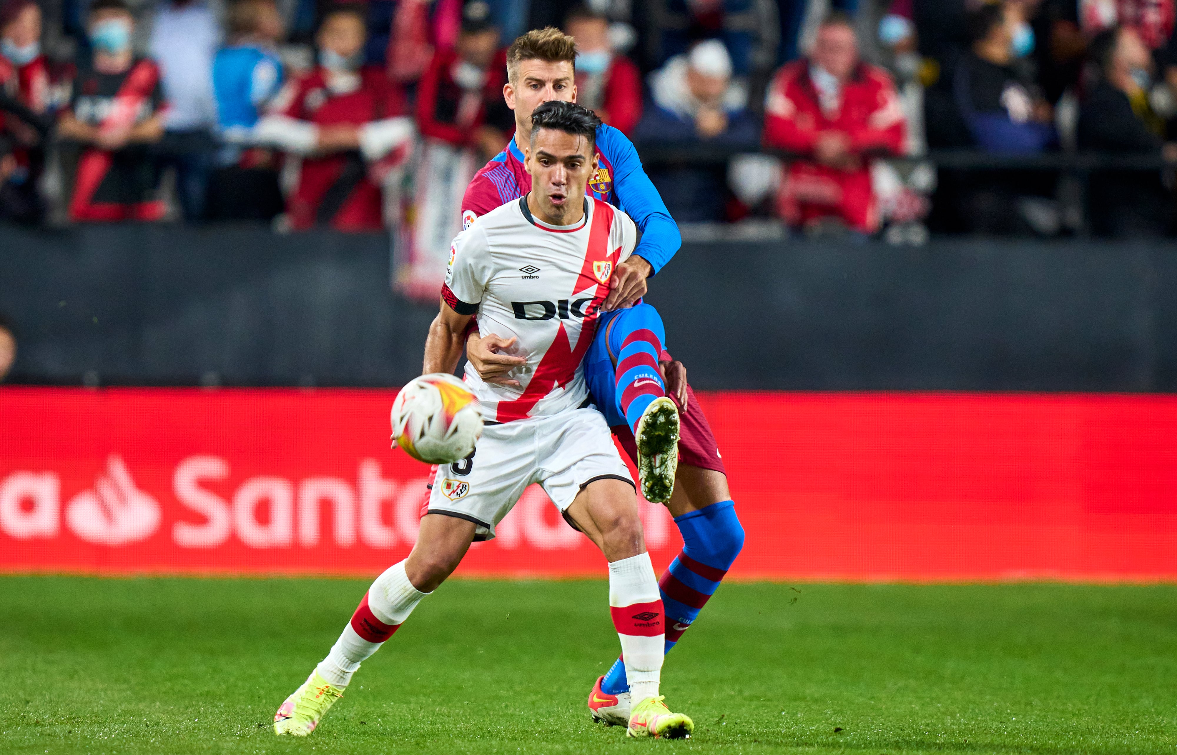 Falcao García debuta con Rayo Vallecano en la Liga de España ante el Barcelona en la temporada 2022/2023.