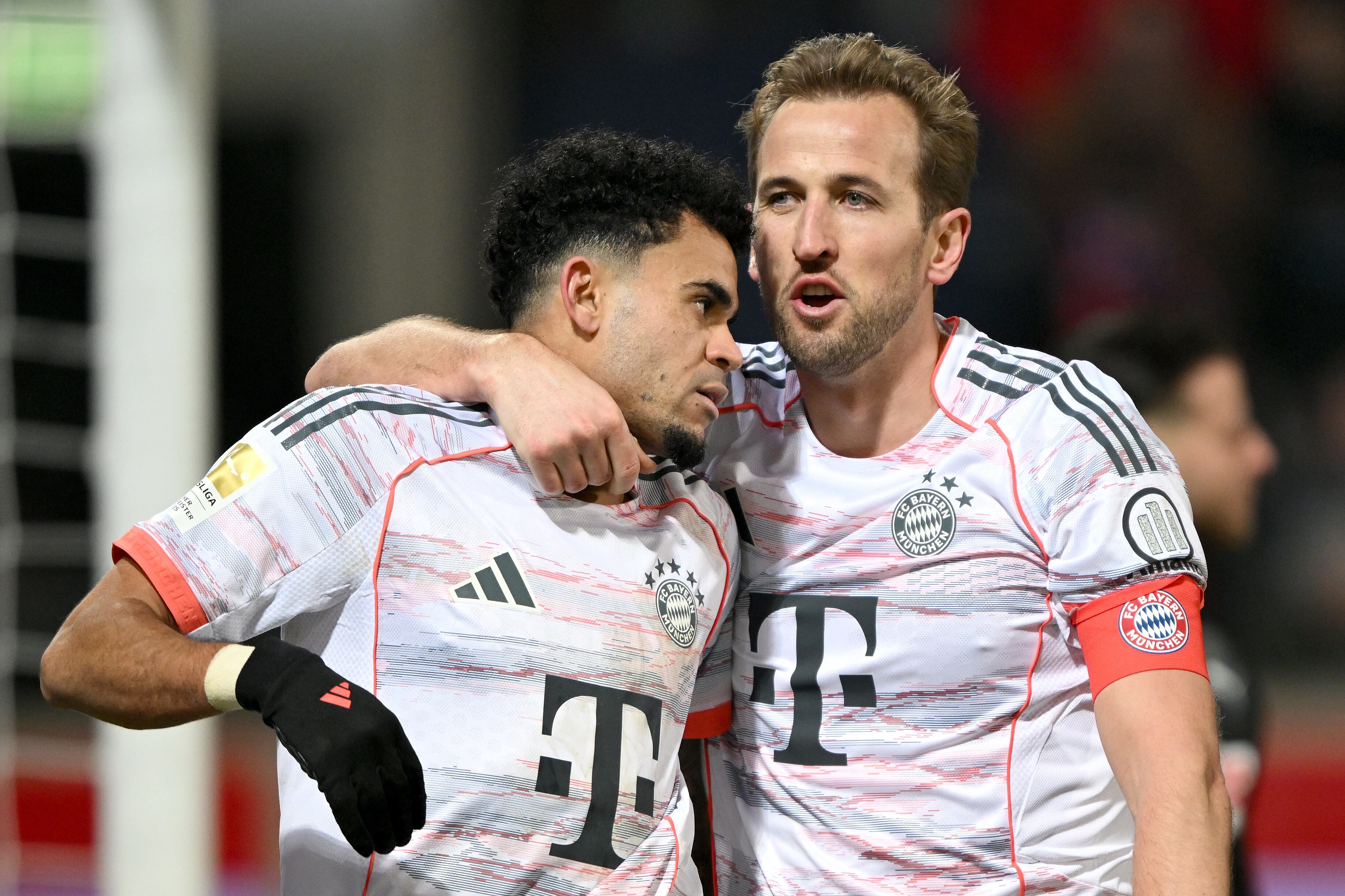 Luis Díaz con Harry Kane.