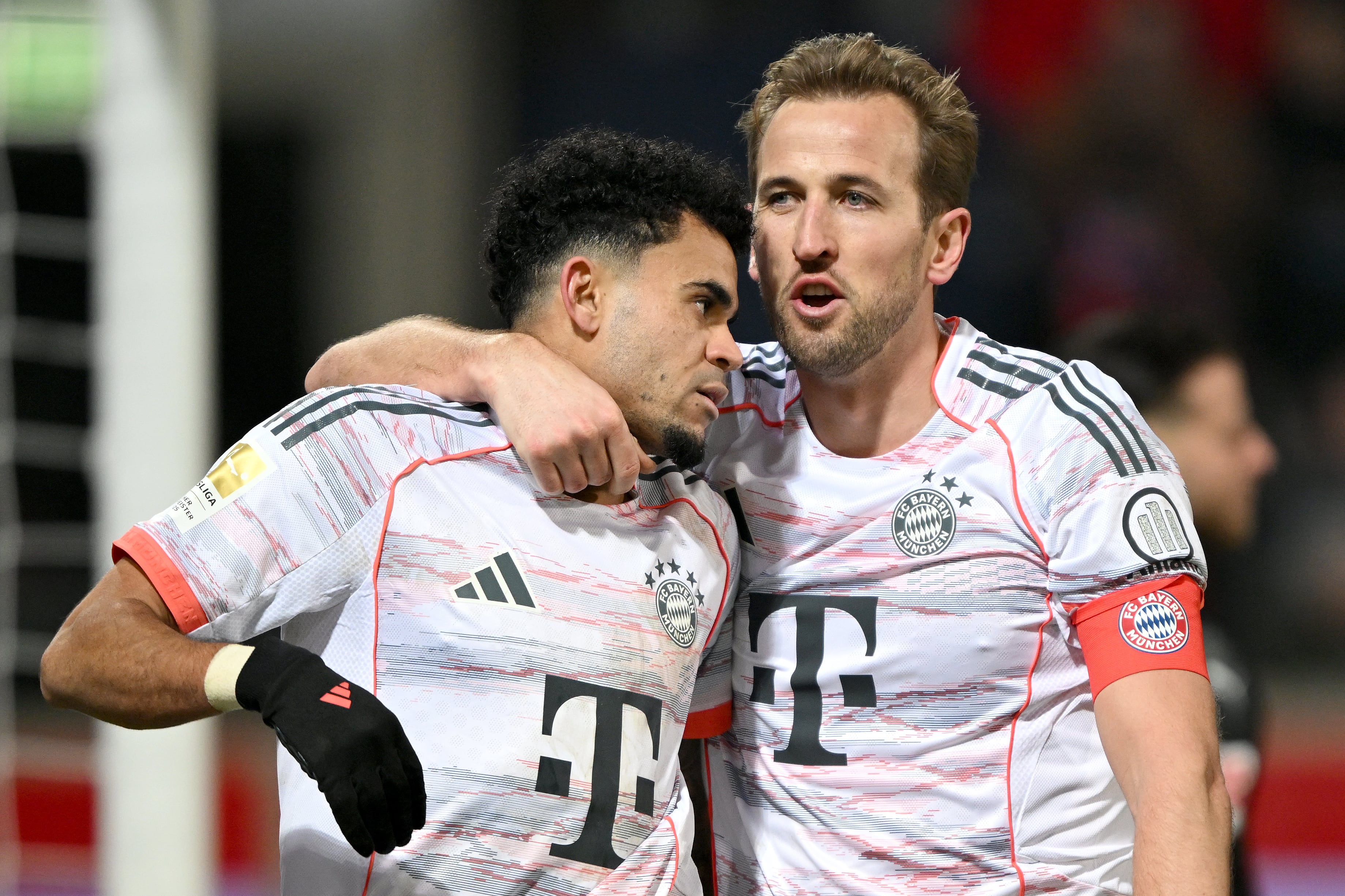 Luis Díaz con Harry Kane.