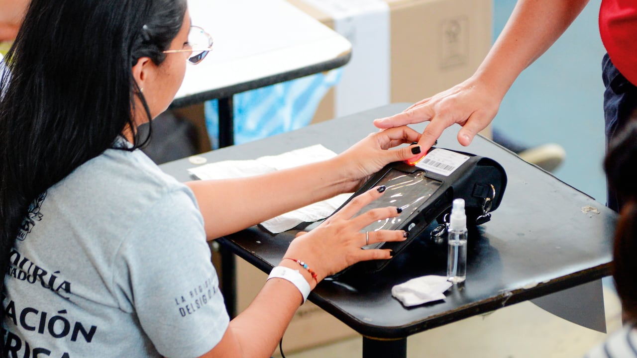 La Registraduría Nacional lidera la implementación de nuevas
tecnologías para garantizar la transparencia en los resultados
y una mayor votación de colombianos en el exterior.