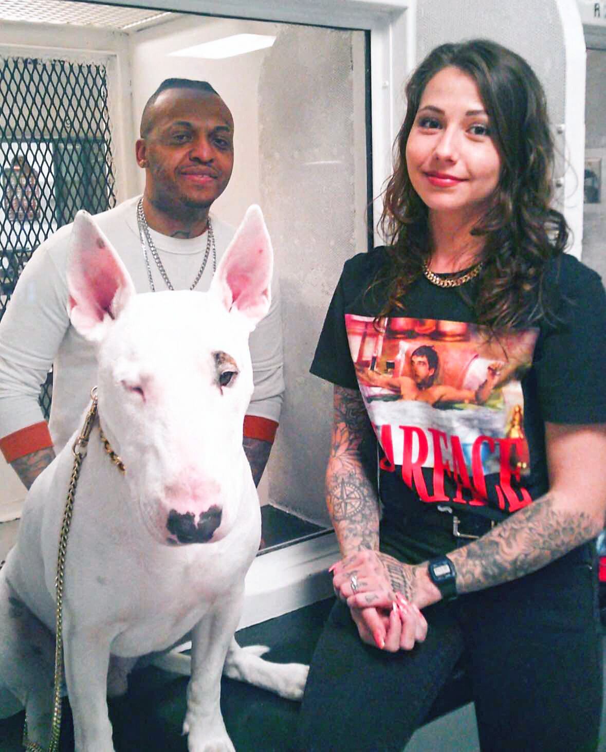 Esta foto del 4 de enero de 2024, cortesía de Helene Noa Dubois, muestra a Steven Nelson, de 37 años, y su esposa, Helene Noa Dubois, y su perro, Doron, parados a cada lado de una mampara de vidrio en la Unidad Allan B. Polunsky, la prisión que alberga a los 169 hombres condenados a muerte en Livingston, Texas.