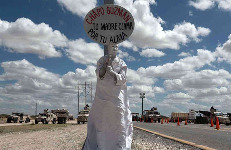 En frente de la cárcel de máxima seguridad en Juárez, donde está capturado el Chapo Guzmán, miembros de una comunidad evangélica le envían mensajes al máximo capo mexicano.