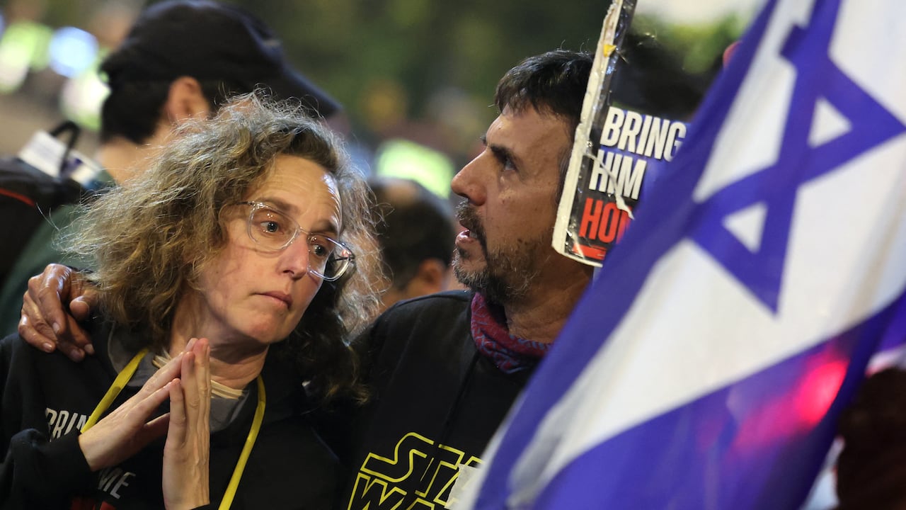 Demonstrators take part in a protest calling for action to secure the release of Israelis held hostage in Gaza since the October 2023, in front of the Israeli defence ministry in Tel Aviv on January 15, 2025, amid the ongoing war between Israel and the militant Hamas group. Según dos fuentes próximas a Hamás, en la primera fase del acuerdo se deberían liberar a 33 rehenes, a cambio de un millar de palestinos detenidos por Israel. Serían liberados "por grupos, empezando por los niños y las mujeres". (Photo by Jack GUEZ / AFP)