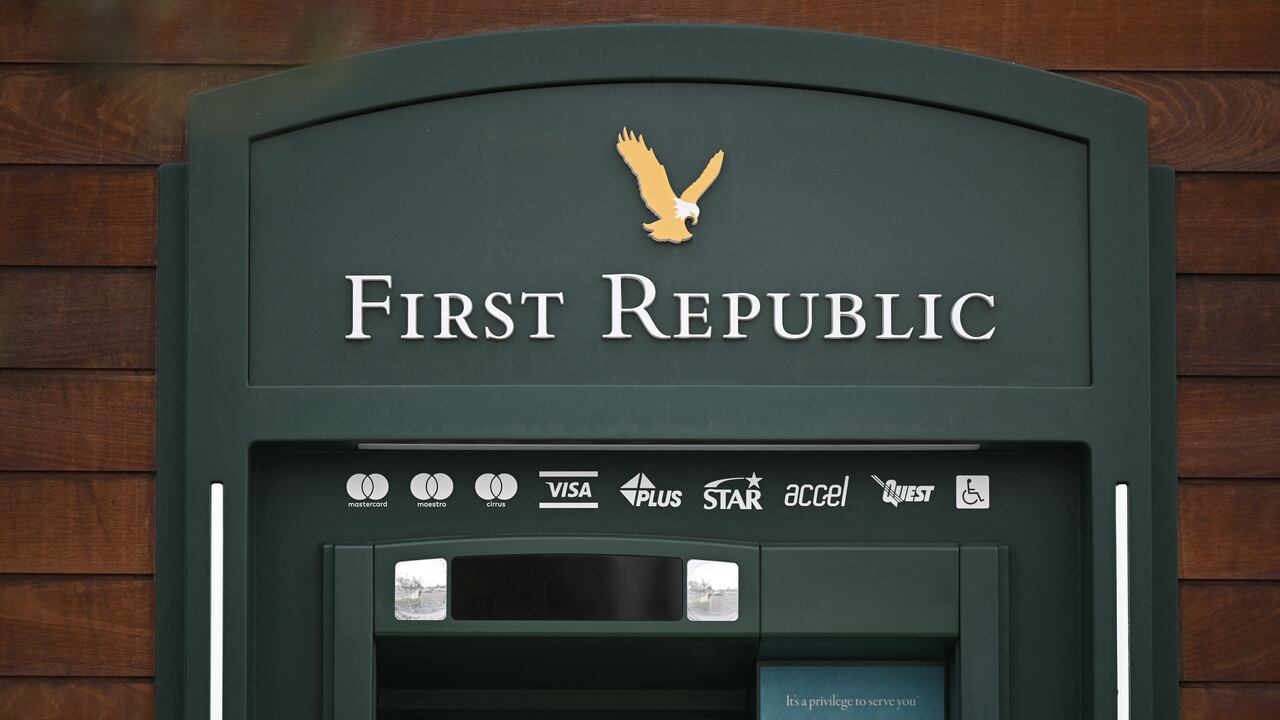 Las autoridades financieras estadounidenses anunciaron este lunes que tomaron posesión del banco californiano First Republic Bank y que será adquirido en su mayoría por la entidad JPMorgan Chase, con el objetivo de cerrar una crisis bancaria que comenzó en marzo.