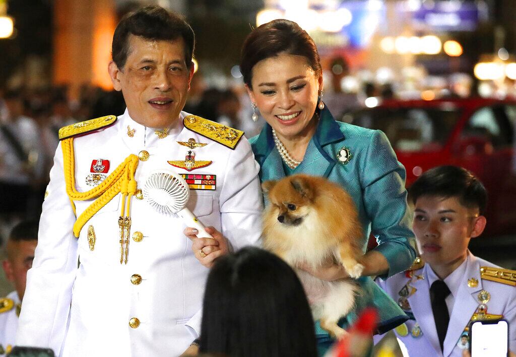 El rey tailandés Maha Vajiralongkorn, a la izquierda, y la reina Suthida, a la derecha se encuentran con sus partidarios después de asistir a una ceremonia para conmemorar el aniversario de la muerte del rey Vajiravudh en Bangkok, Tailandia, el miércoles 25 de noviembre de 2020 (AP Photo / Rapeephat Sitichailapa).