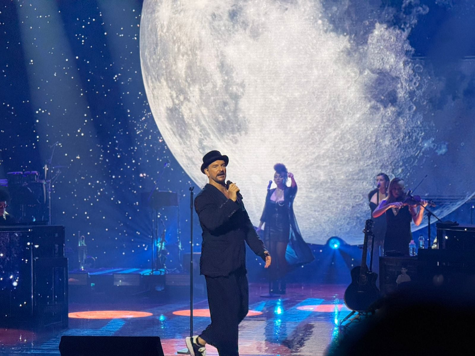 Ricardo Arjona duró casi tres horas cantando e irradiando una energía única.