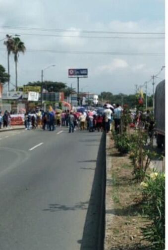 La vía fue bloqueada en ambos sentidos
