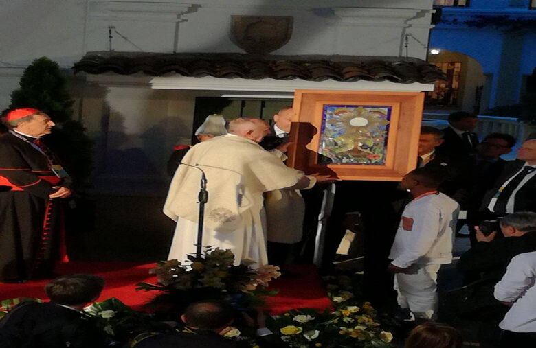 Los jóvenes del Idipron le entregaron al papa una ruana, un velón y un vitral, todo hecho por ellos mismos. Foto: SEMANA
