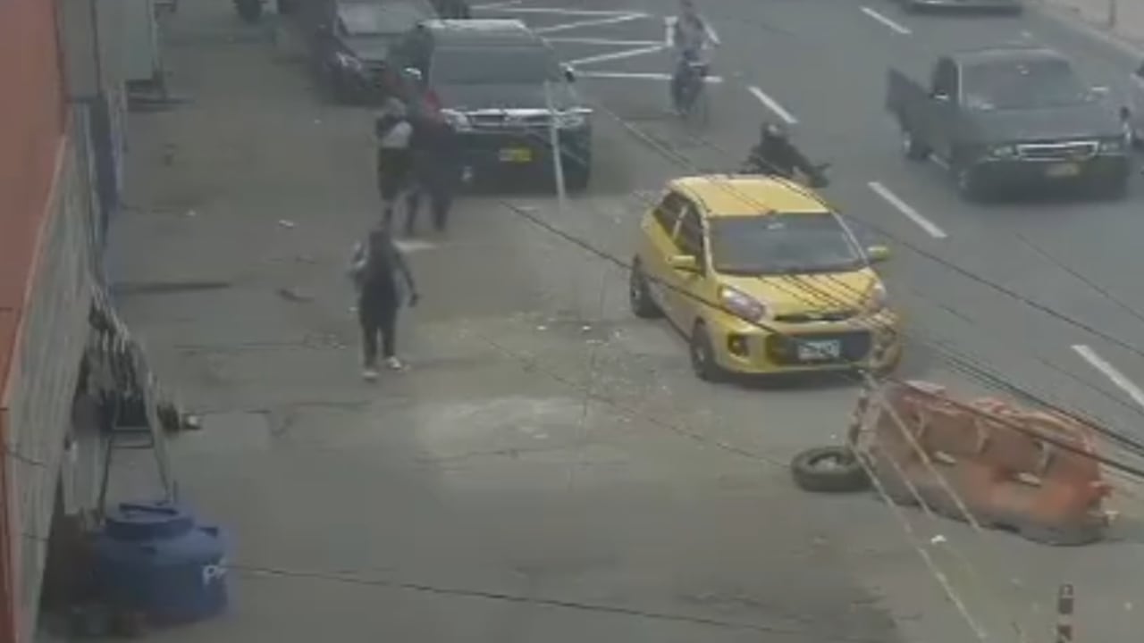 Este es el momento en el que el uniformado es interceptado por los delincuentes.