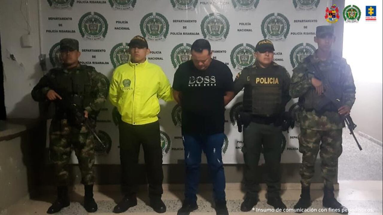 La Fiscalía adelantó un operativo que permitió desarticular una organización criminal dedicada a robarse las armas del Estado.