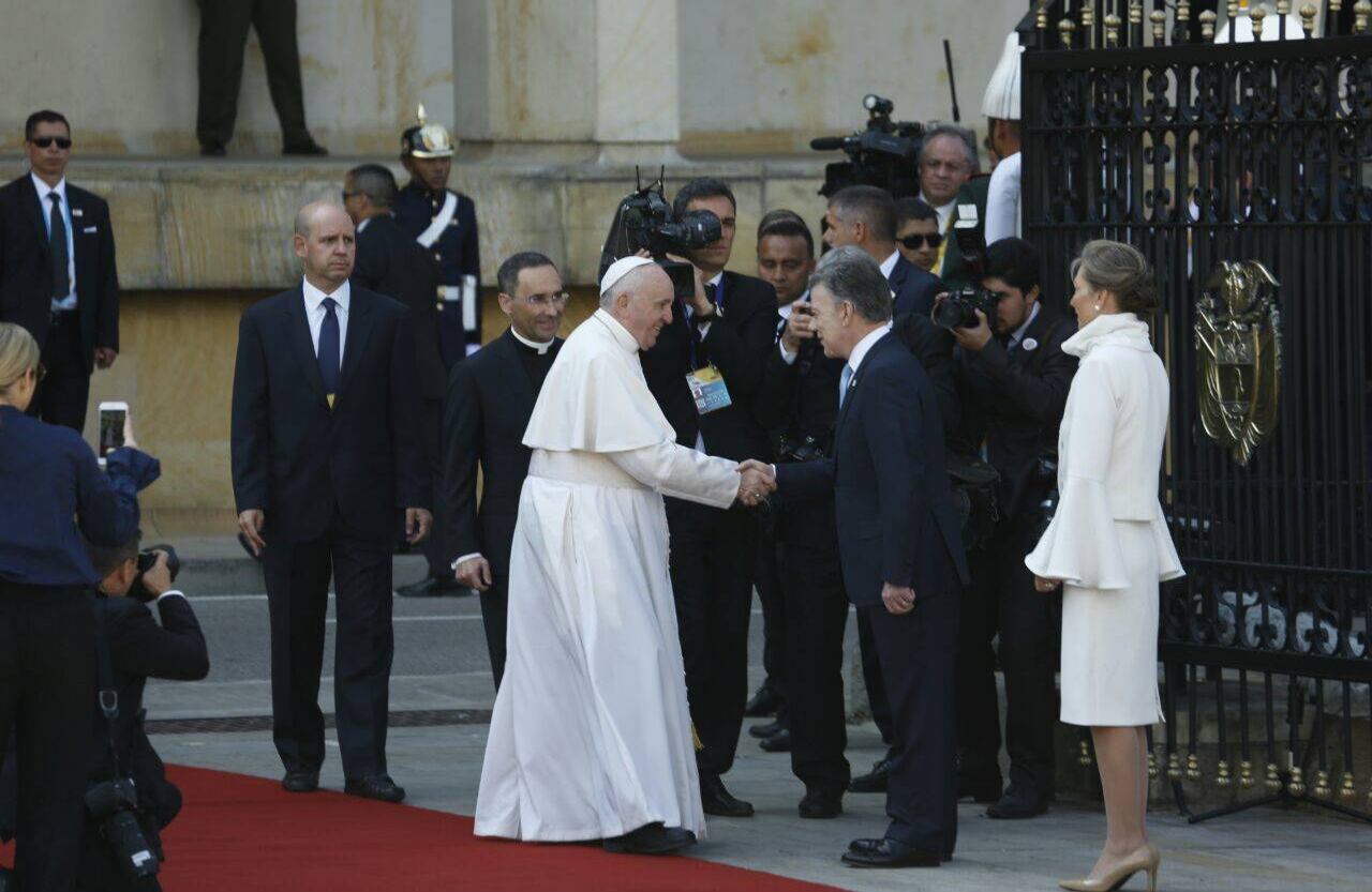 Papa Francisco saluda al presidente Santos y a la primera dama, María Clemencia de Santos. Foto: Guillermo Torres// SEMANA 