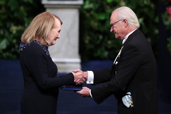 Y el año anterior fue consagrado el novelista británico Abdulrazak Gurnah, nacido en Tanzania, que explora los tormentos del exilio, el anticolonialismo y el racismo.