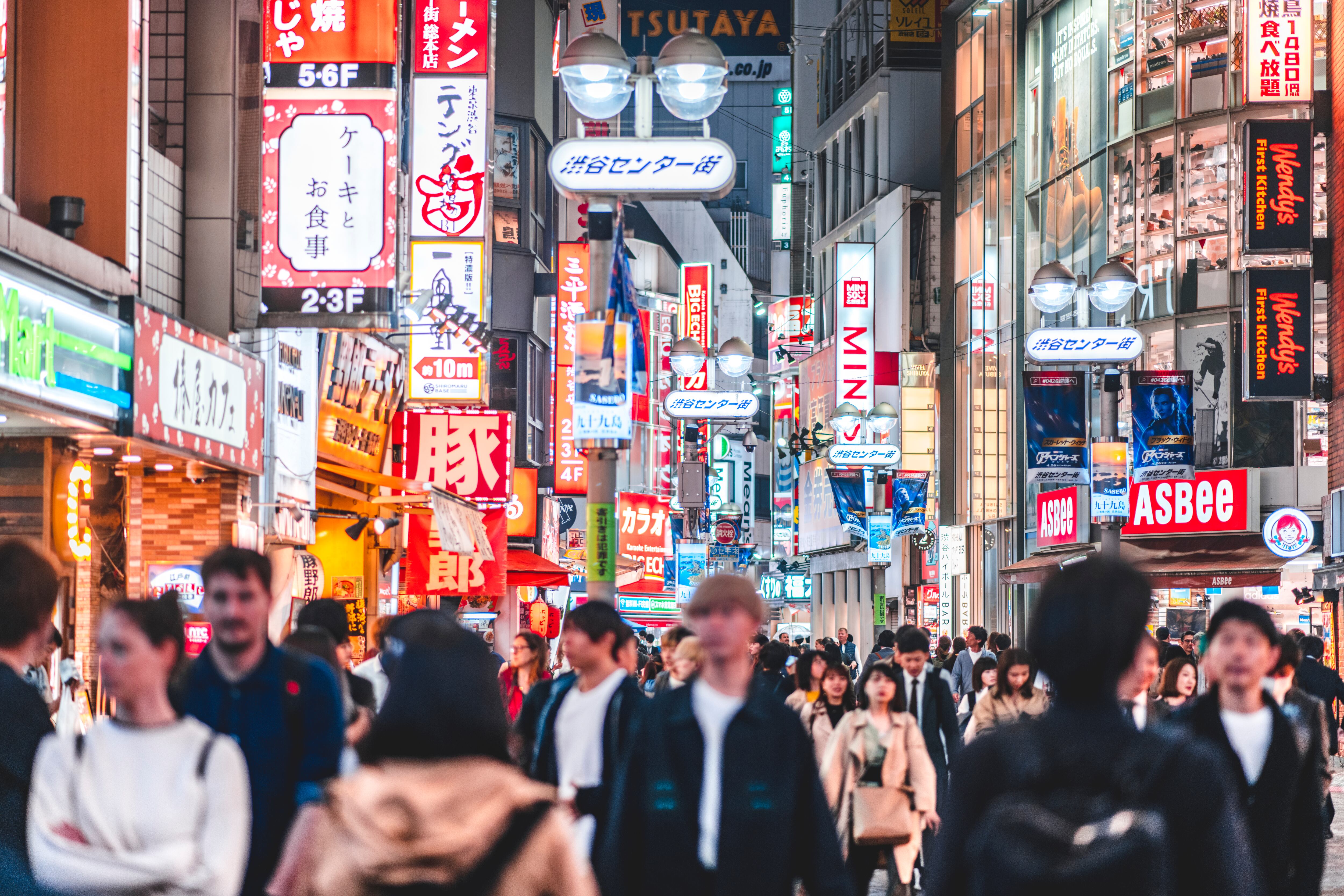 Un gran grupo de personas caminando por el barrio de Shibuya en Tokio, Japón