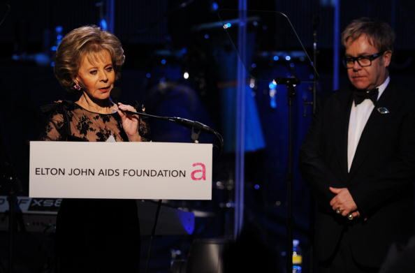 Lily Safra junto a Sir Elton John, en 2009.
