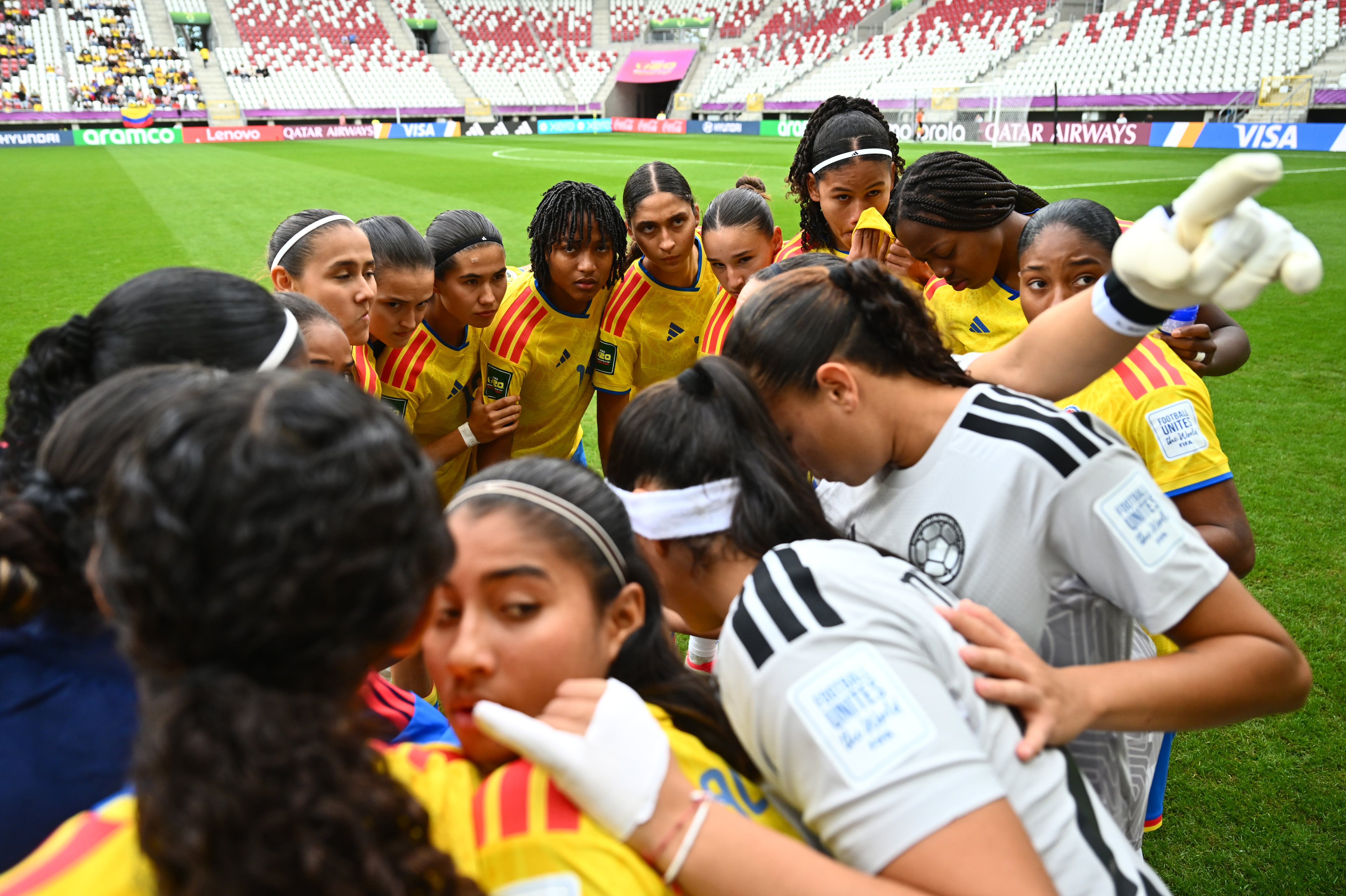LODZ, POLAND - SEPTEMBER 20: The Colombia team huddle before the FIFA U20 Womens World Cup Quarter-Final match between Nigeria and Colombia at Stadion Miejski LKS Lodz on September 20, 2026 in Lodz, Poland. (Photo by Mateusz Slodkowski - FIFA/FIFA via Getty Images)