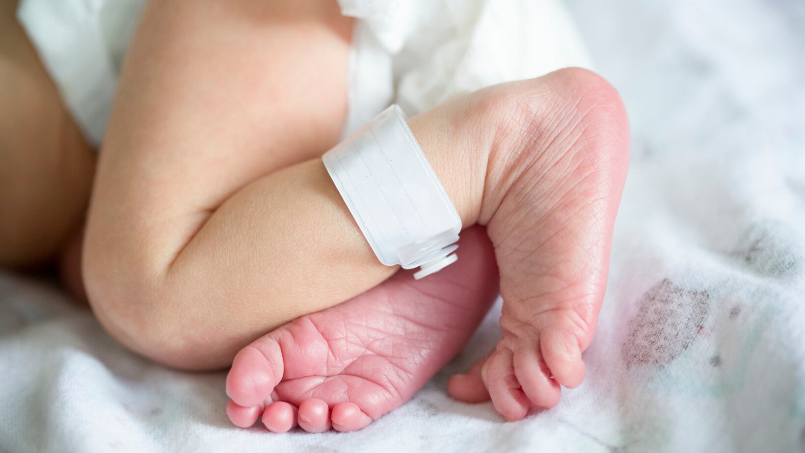 ¡Increíble! Nace bebé con 4 piernas y 4 brazos y dicen que es la reencarnación de un dios