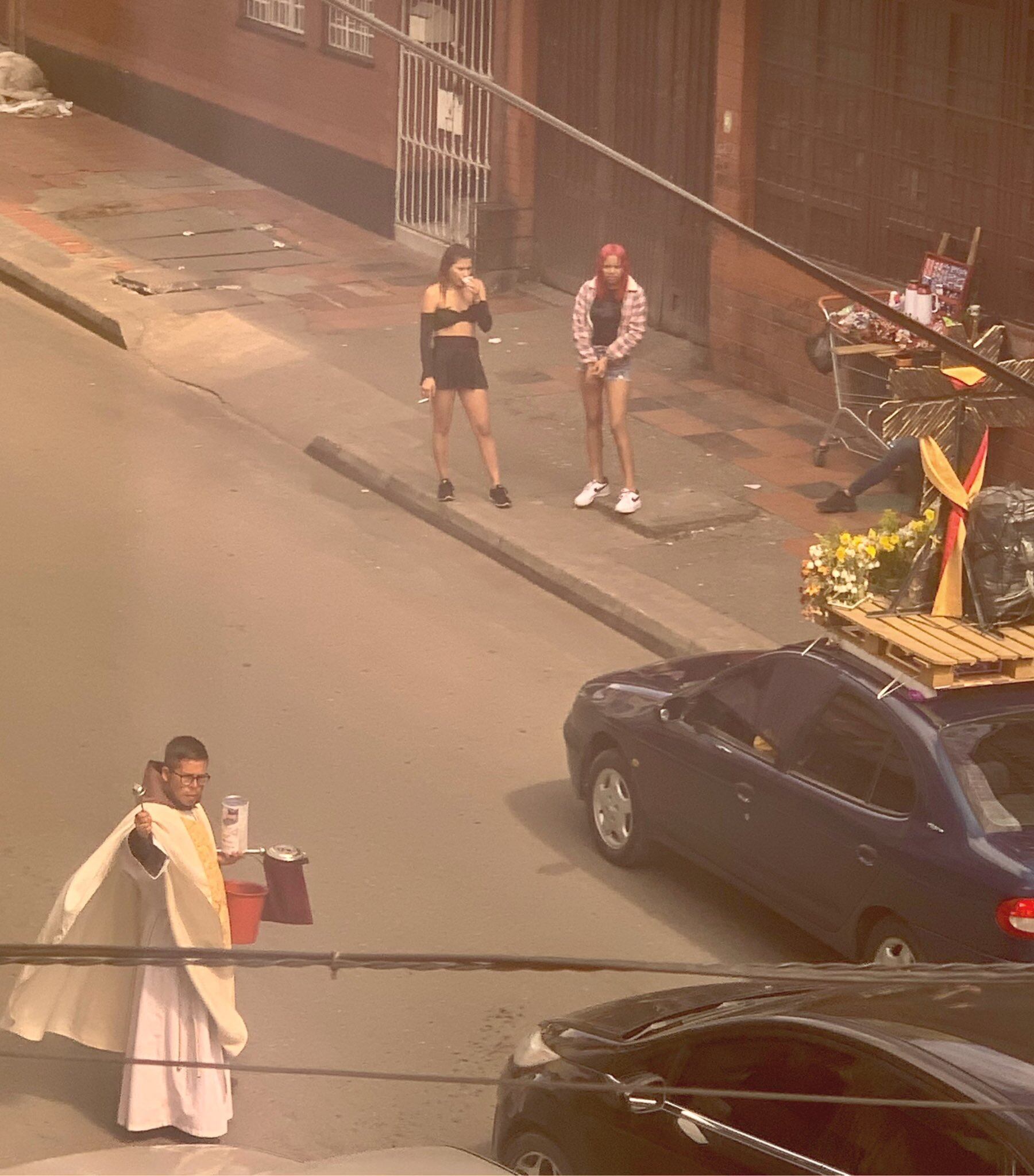 La imagen del sacerdote se hizo viral en redes sociales