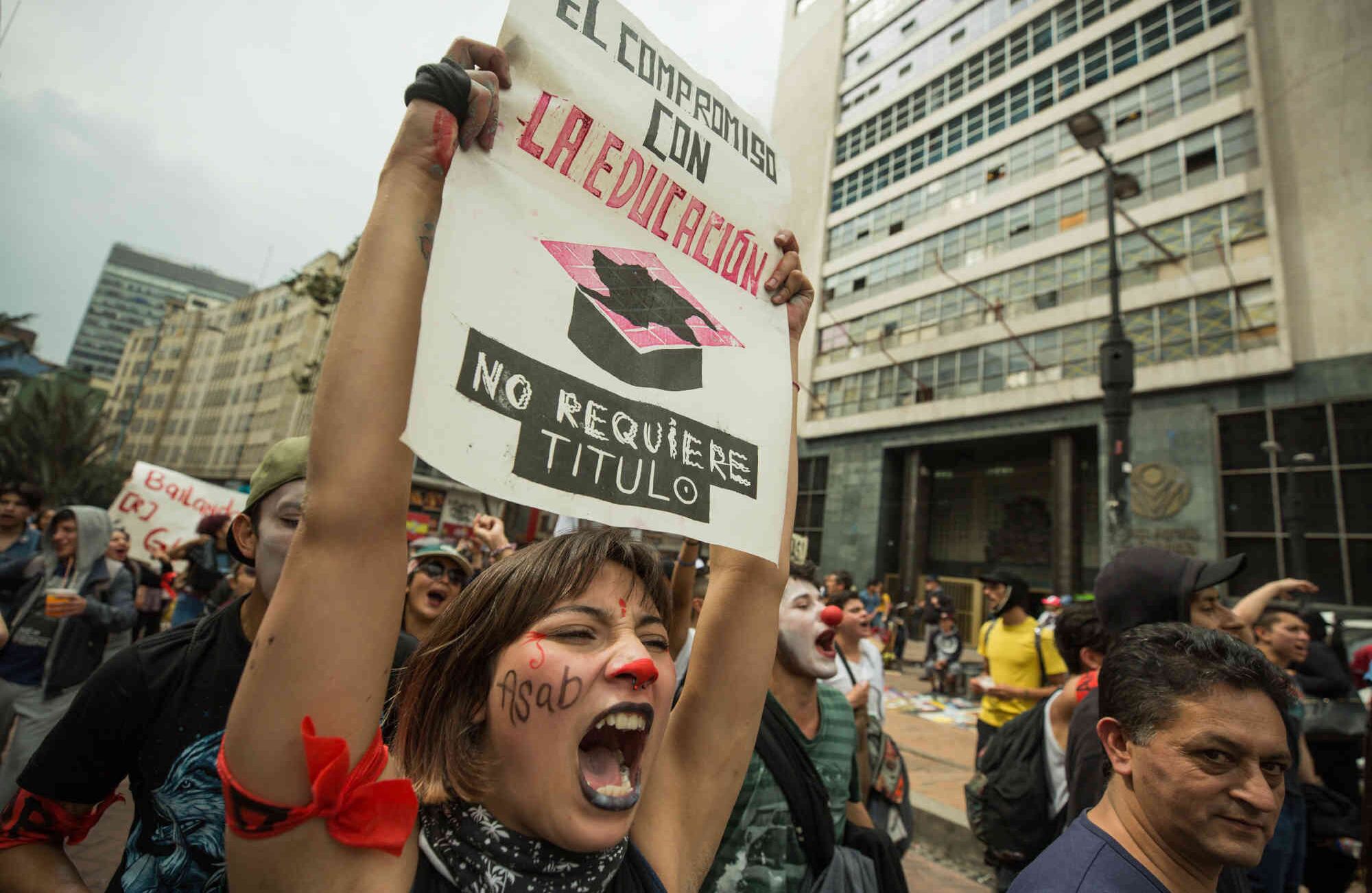 En la Nacional los estudiantes se movilizaron con pancartas con mensajes como "La educación garantiza la libertad del pueblo". Foto Daniel Reina / SEMANA