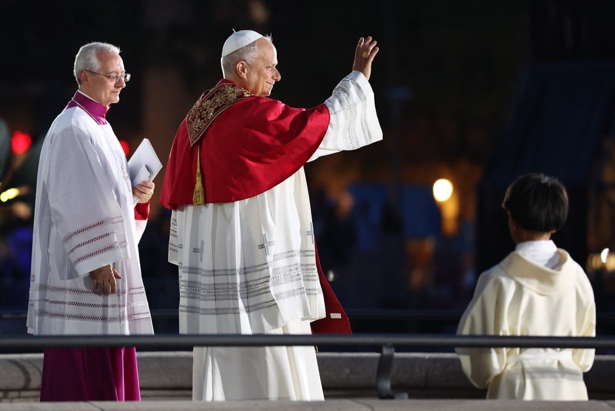 El papa León XIV bendijo la noche del miércoles por la noche la torre más alta de famosa basílica de la Sagrada Familia de Barcelona.