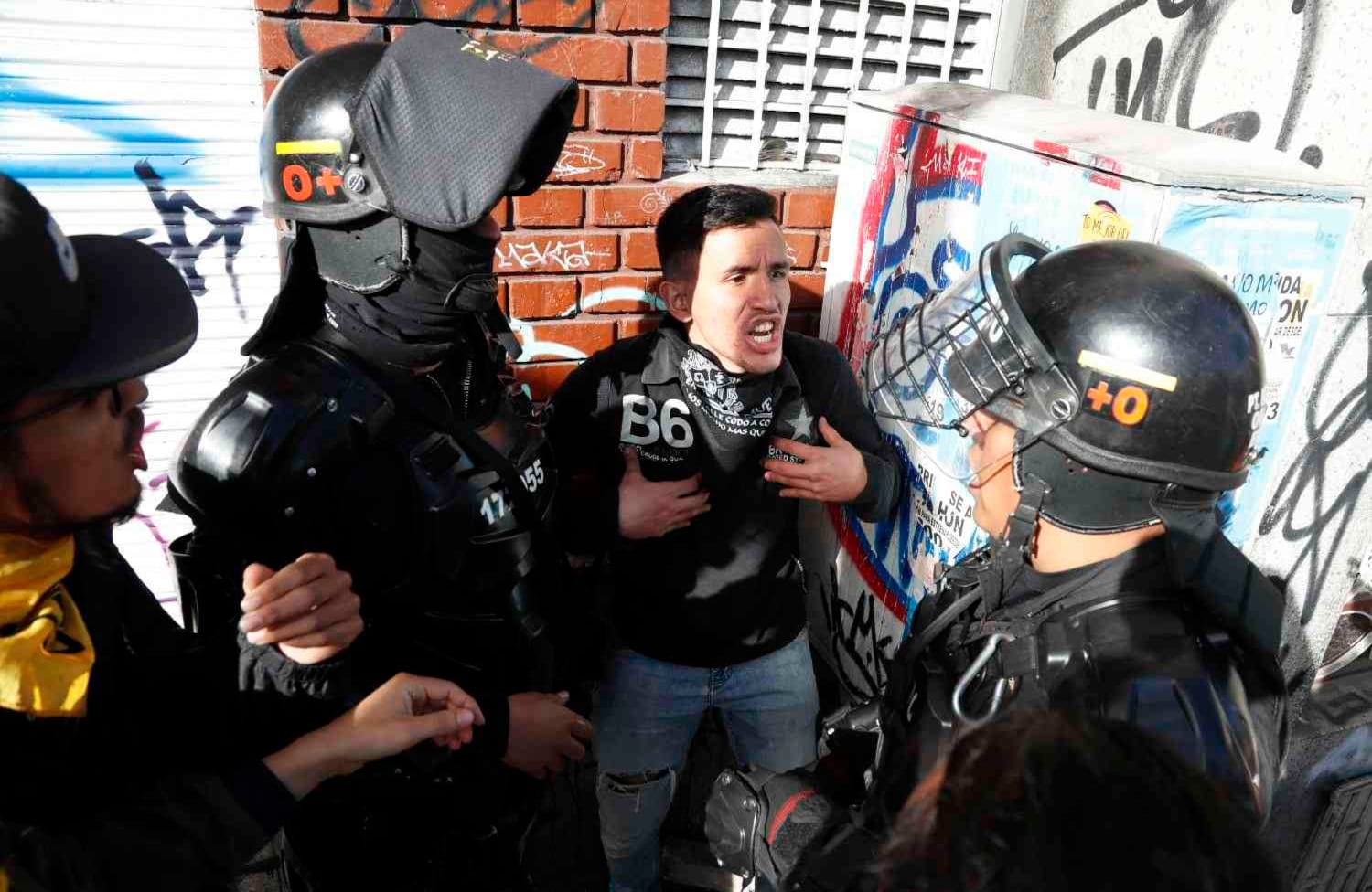 Pese a que aún no se sabe cuántas personas fueron conducidas y heridas, parece que sí hubo personas lesionadas. Fuentes de Caracol Radio expresaron que su practicante se vio afectada y fue llevada a la clínica.