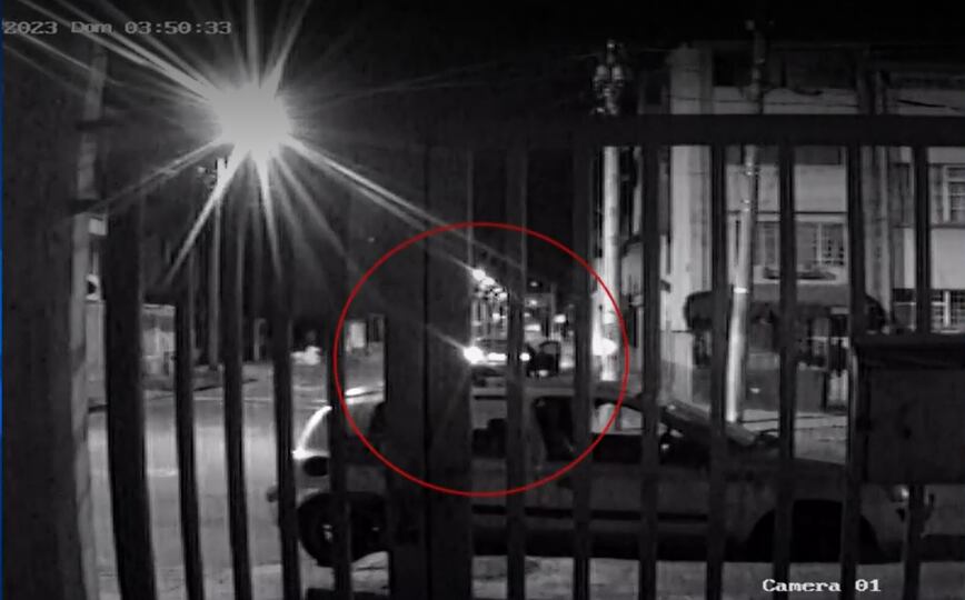 Momento en el que el taxista baja a la mujer en un sitio desconocido para ella.