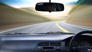 Mantener un parabrisas limpio y libre de rayones es crucial para garantizar una visión clara y segura al conducir.