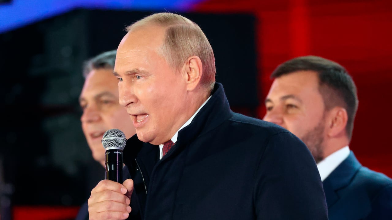 El presidente ruso, Vladimir Putin, habla junto Leonid Pasechnik, líder de la autoproclamada República Popular de Luhansk, izquierda, y Denis Pushilin, líder de la autoproclamada República Popular de Donetsk, durante las celebraciones por la incorporación de las regiones de Ucrania a Rusia en la Plaza Roja con la Torre Spasskaya a la derecha, en Moscú, Rusia, el viernes 30 de septiembre de 2022. (Sergei Karpukhin, Sputnik, Kremlin Pool Photo via AP).