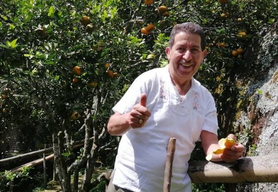 Luis Ferro se dedica a las labores del campo