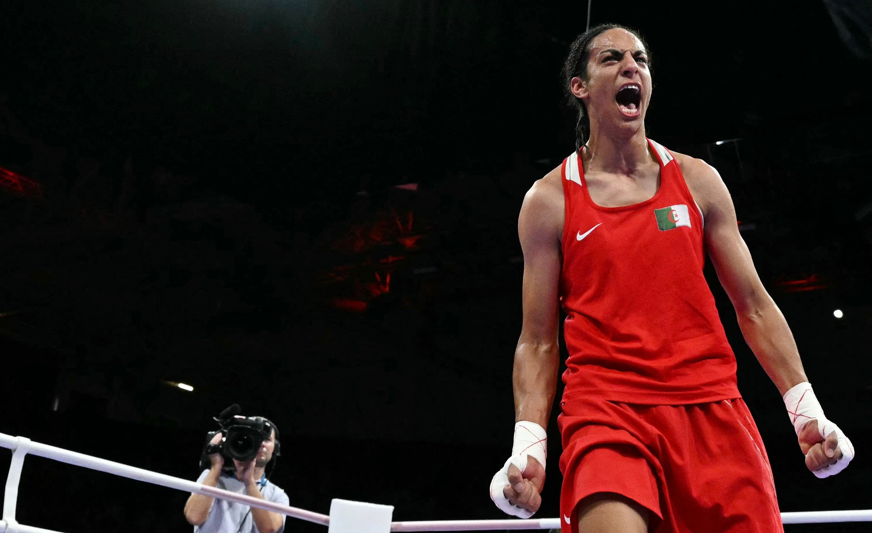 La argelina Imane Khelif celebra su victoria sobre la húngara Anna Luca Hamori en el partido de boxeo femenino de los cuartos de final de 66 kg durante los Juegos Olímpicos de París 2024 en el North Paris Arena, en Villepinte, el 3 de agosto de 2024.