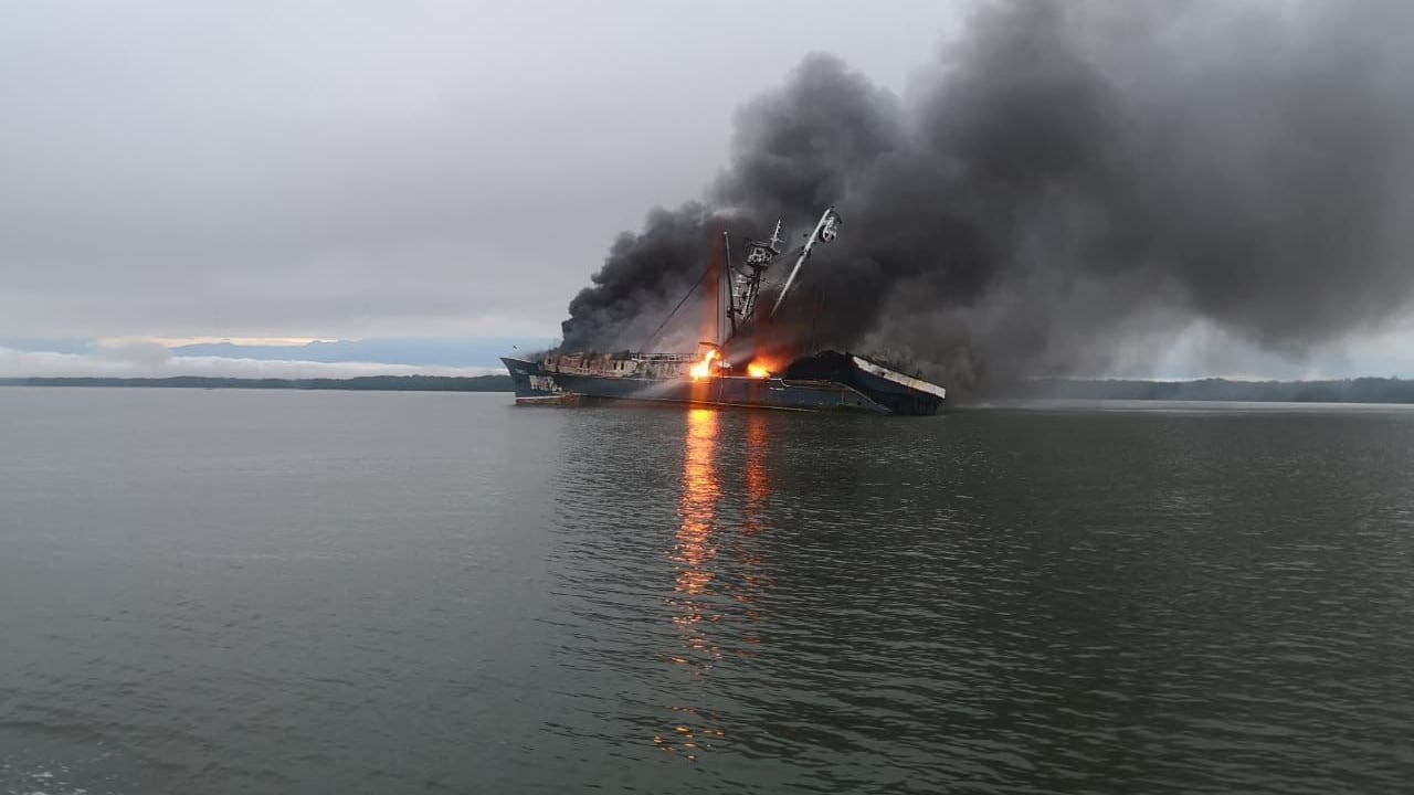 El Taurus I ha derramado una parte de los 40.000 galones de combustible que llevaba.
