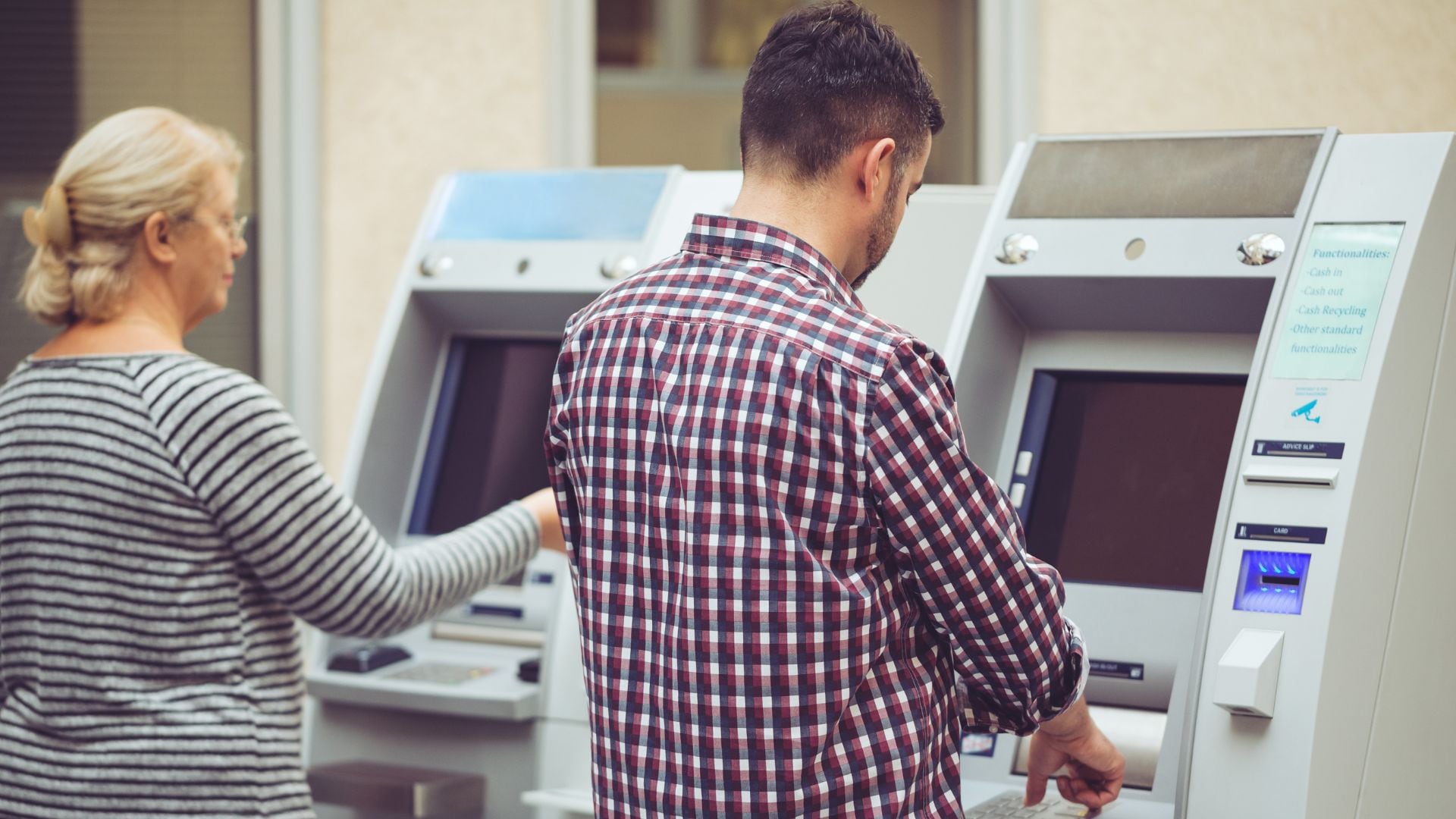 Las estafas en los cajeros automáticos no solo siempre requieren de técnicas sofisticadas.