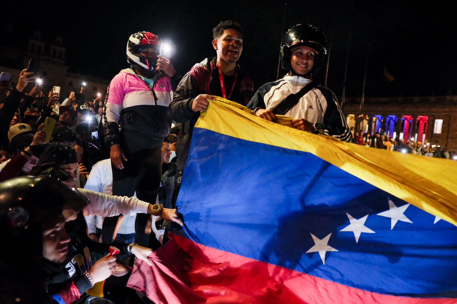 Plaza de Bolívar, ciudadanos venezolanos celebran la eventual victoria de la Edmundo González en Venezuela