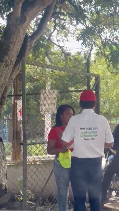 Campaña de Yahir Acuña entregando dineros.